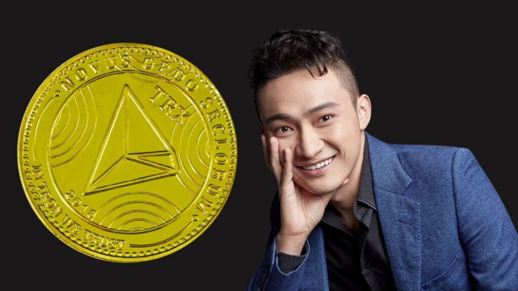 TRON coin là gì? Đánh giá TRON coin chuyên sâu 3 Đồng TRON (TRX) màu vàng bên cạnh nhà sáng lập TRON trong bộ vest xanh, nền đen đơn sắc